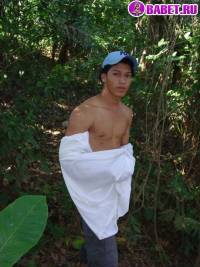 порно фото Гей в кепке дрочит писю на природе 5.jpg