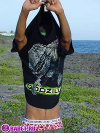 порно фото Дрочит письку на берегу моря 10.jpg