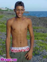 порно фото Дрочит письку на берегу моря 14.jpg