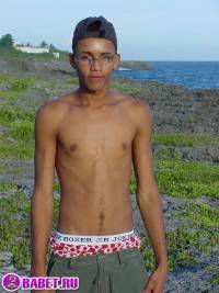 порно фото Дрочит письку на берегу моря 15.jpg