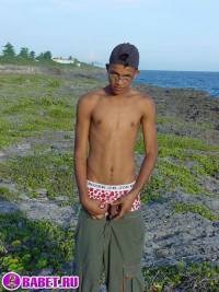 порно фото Дрочит письку на берегу моря 18.jpg