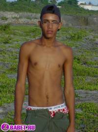 порно фото Дрочит письку на берегу моря 20.jpg