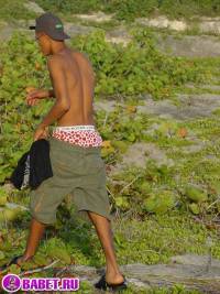 порно фото Дрочит письку на берегу моря 26.jpg