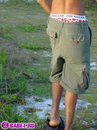 порно фото Дрочит письку на берегу моря 31.jpg