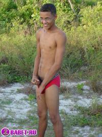 порно фото Дрочит письку на берегу моря 43.jpg