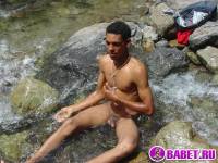 порно фото Дрочит хуй в горной реке 30.jpg