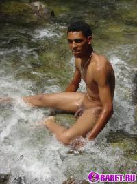 порно фото Дрочит хуй в горной реке 33.jpg