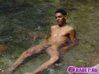 порно фото Дрочит хуй в горной реке 36.jpg