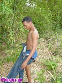 порно фото Дрочит хуй в кустах на берегу 80.jpg