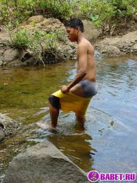 порно фото Лежит в воде и дрочит хуй 10.jpg