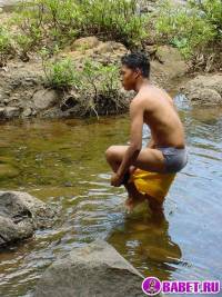 порно фото Лежит в воде и дрочит хуй 11.jpg