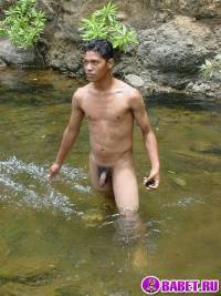 порно фото Лежит в воде и дрочит хуй 19.jpg