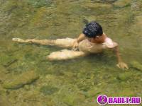 порно фото Лежит в воде и дрочит хуй 21.jpg