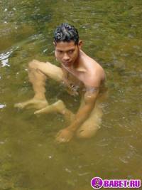 порно фото Лежит в воде и дрочит хуй 22.jpg