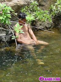 порно фото Лежит в воде и дрочит хуй 26.jpg