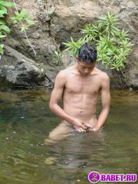 порно фото Лежит в воде и дрочит хуй 34.jpg