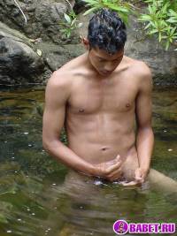 порно фото Лежит в воде и дрочит хуй 35.jpg