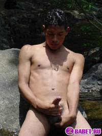 Лежит в воде и дрочит хуй 43.jpg скачать на телефон