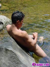 порно фото Лежит в воде и дрочит хуй 48.jpg