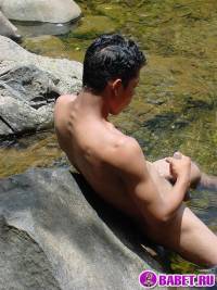 порно фото Лежит в воде и дрочит хуй 49.jpg