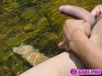 порно фото Лежит в воде и дрочит хуй 53.jpg