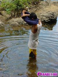 порно фото Лежит в воде и дрочит хуй 5.jpg