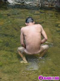 порно фото Лежит в воде и дрочит хуй 79.jpg