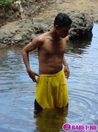 порно фото Лежит в воде и дрочит хуй 7.jpg