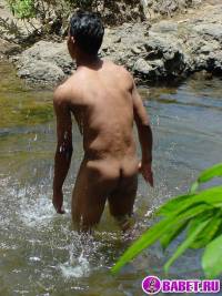 порно фото Лежит в воде и дрочит хуй 81.jpg