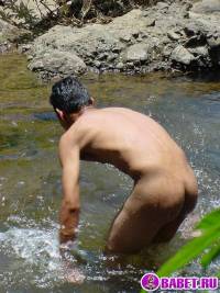 порно фото Лежит в воде и дрочит хуй 82.jpg