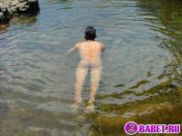 порно фото Лежит в воде и дрочит хуй 85.jpg