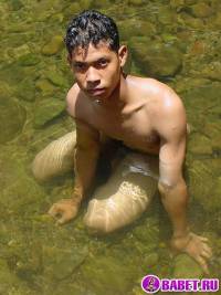 порно фото Лежит в воде и дрочит хуй 87.jpg