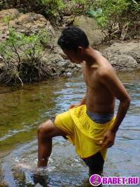 порно фото Лежит в воде и дрочит хуй 8.jpg