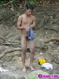 порно фото Лежит в воде и дрочит хуй 91.jpg