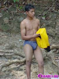 порно фото Лежит в воде и дрочит хуй 93.jpg