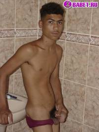 порно фото Мальчик с большим членом дрочит хуй 67.jpg