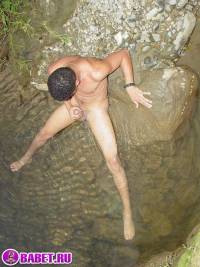 порно фото Молодой пацан дрочит хуй в реке 109.jpg