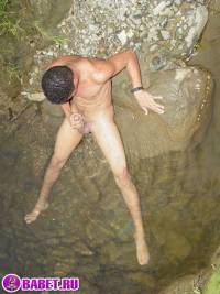 порно фото Молодой пацан дрочит хуй в реке 110.jpg