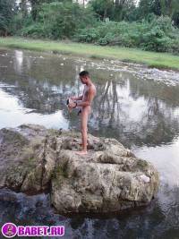 порно фото Молодой пацан дрочит хуй в реке 133.jpg