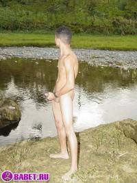 порно фото Молодой пацан дрочит хуй в реке 26.jpg