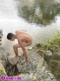 порно фото Молодой пацан дрочит хуй в реке 47.jpg