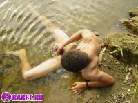 порно фото Молодой пацан дрочит хуй в реке 59.jpg