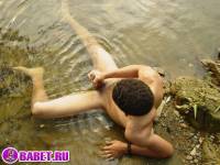 порно фото Молодой пацан дрочит хуй в реке 60.jpg