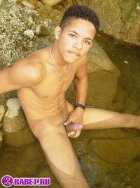 порно фото Молодой пацан дрочит хуй в реке 66.jpg