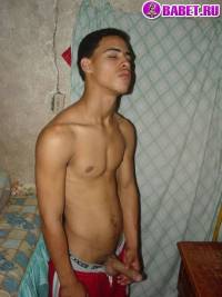 порно фото Обкончал себе живат на кровати 36.jpg