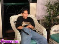 порно фото Парень дома дрочит хуй на стуле 12.jpg