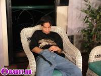 порно фото Парень дома дрочит хуй на стуле 15.jpg