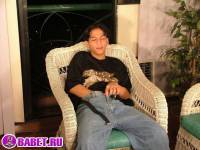 порно фото Парень дома дрочит хуй на стуле 17.jpg