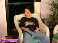 порно фото Парень дома дрочит хуй на стуле 20.jpg