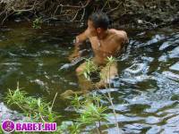 порно фото Парень дрочит хуй на берегу реки 12.jpg